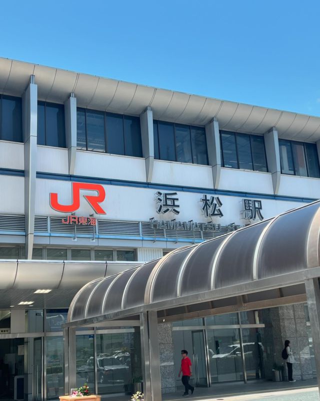 6月初旬に浜松の河合楽器工場へ行ってまいりました！
ピアノ選定が目的でしたが、工事見学もさせていただきました😊
スタッフ1人1人手作業で作っている姿を見て感動しすぎてもう一度行きたいくらいです！
河合ピアノの歴史も学べて、歴代ピアノやYOSHIKIピアノも弾かせてもらいとてもいい経験になりました♪
さて！いよいよ今週SHIGERU KAWAI、カワイ最高峰のグランドピアノがるんるんに搬入されます！！
生徒の皆さん、先生方、楽しみにしていてくださいね🤗
#河合楽器 #河合楽器製作所竜洋工場 #shigerukawai #shigerukawaiでレッスンできる音楽教室 #あおよこカルチャーるんるん