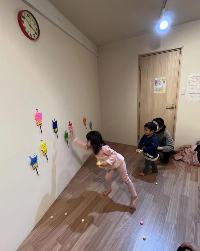 節分リトミック♪

にこにこ鬼、ぷんぷん鬼、いやいや鬼、、いろんな顔の鬼さんを用意しました👹✨柔らかいぽんぽんのボールで鬼退治！
最後はみなさんにプレゼントしました😊明日の節分でも使ってほしいな♬
#あおよこカルチャーるんるん #親子リトミック #節分 #おにはそとふくはうち